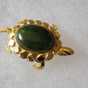 VINTAGE Turtle 🐢green stone brooch/pendant.